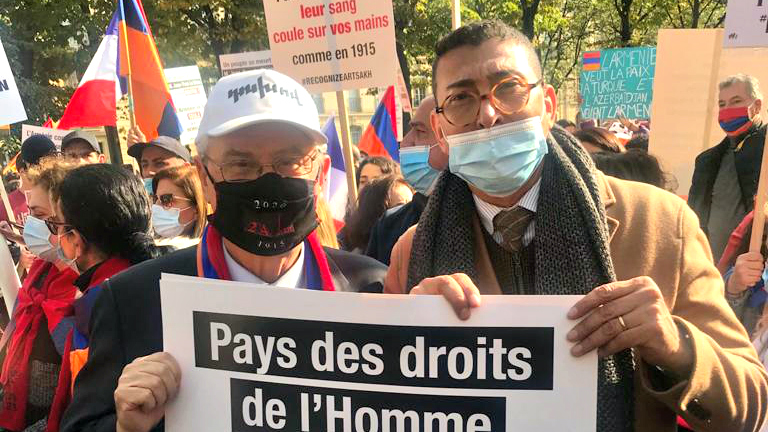 Des Français d'origine arménienne et leurs soutiens manifestent à Paris.