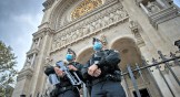 Des policiers français armés montent la garde devant l'Église Saint Augustin à Paris, le 31 octobre 2020, à la suite des attaques terroristes en France.