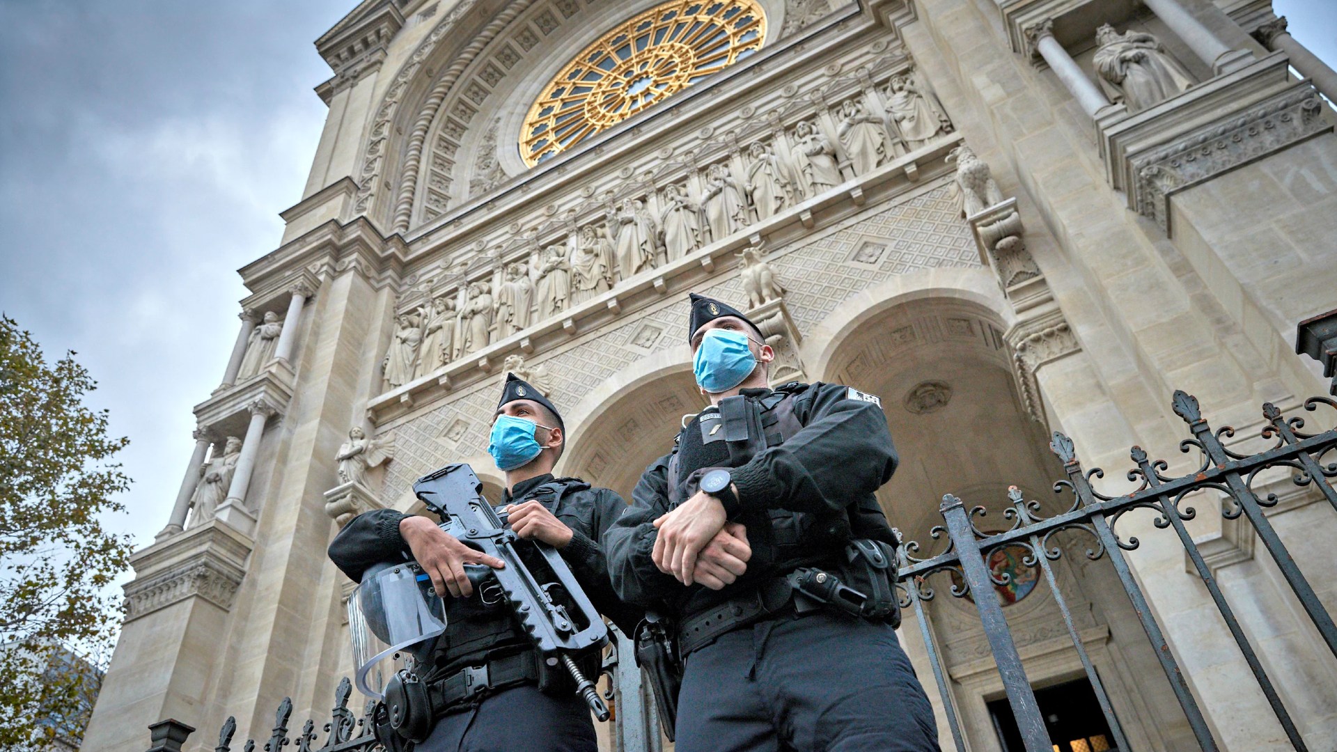 Des policiers français armés montent la garde devant l'Église Saint Augustin à Paris, le 31 octobre 2020, à la suite des attaques terroristes en France.