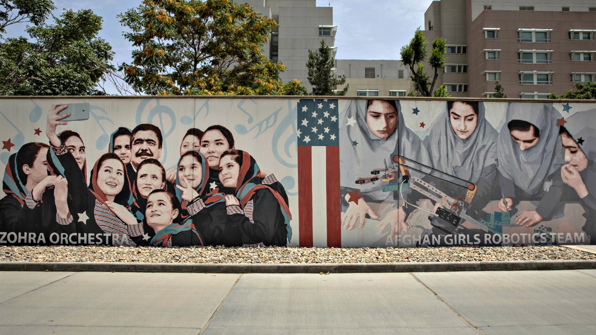 Des fresques murales le long des murs de l’ambassade américaine encore paisible, le 30 juillet 2021 à Kaboul, Afghanistan.