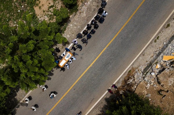 Le cercueil contenant le corps du pasteur baptiste Andre Tessono, tué lors du tremblement de terre de magnitude 7,2 qui a frappé la région, est porté au cimetière lors de ses funérailles dans le quartier Picot aux Cayes, Haïti, dimanche 22 août 2021.