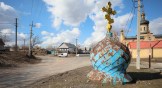 La coupole d’une église orthodoxe détruite dans la ville d’Avdiivka, dans la région de Donetsk, située sur la ligne de front entre les forces ukrainiennes et les séparatistes soutenus par la Russie, le 21 février 2022.