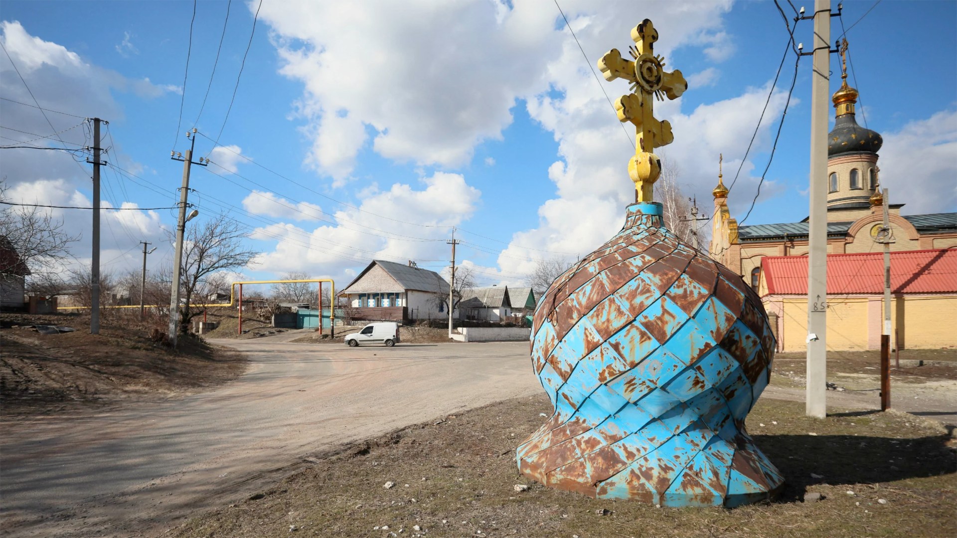 La coupole d’une église orthodoxe détruite dans la ville d’Avdiivka, dans la région de Donetsk, située sur la ligne de front entre les forces ukrainiennes et les séparatistes soutenus par la Russie, le 21 février 2022.