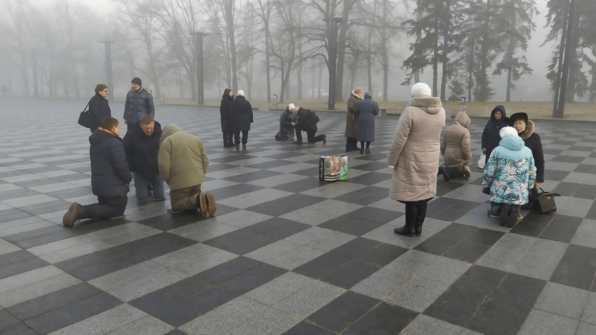 Des Ukrainiens prient sur la place centrale de Kharkiv, Ukraine.