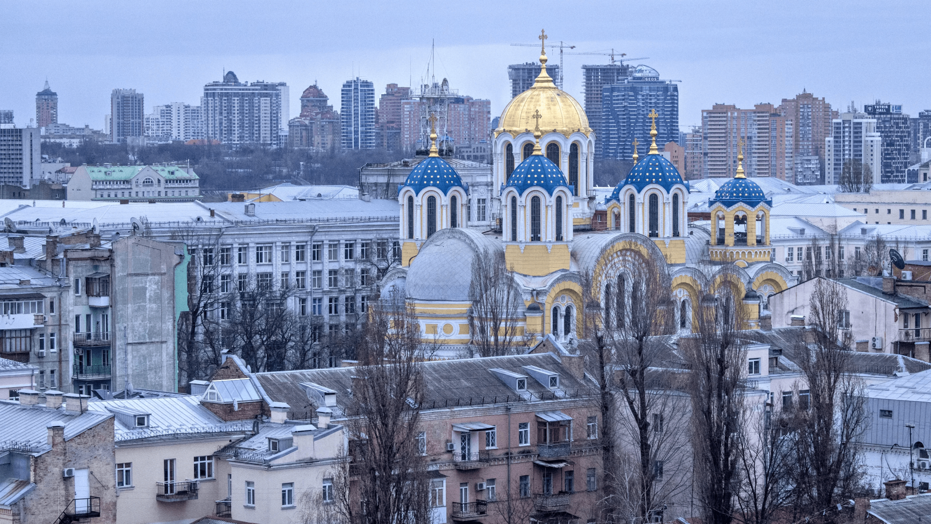 La cathédrale Saint-Volodymyr se détache de l’horizon de la capitale pendant le couvre-feu du week-end, le 27 février à Kiev, en Ukraine.