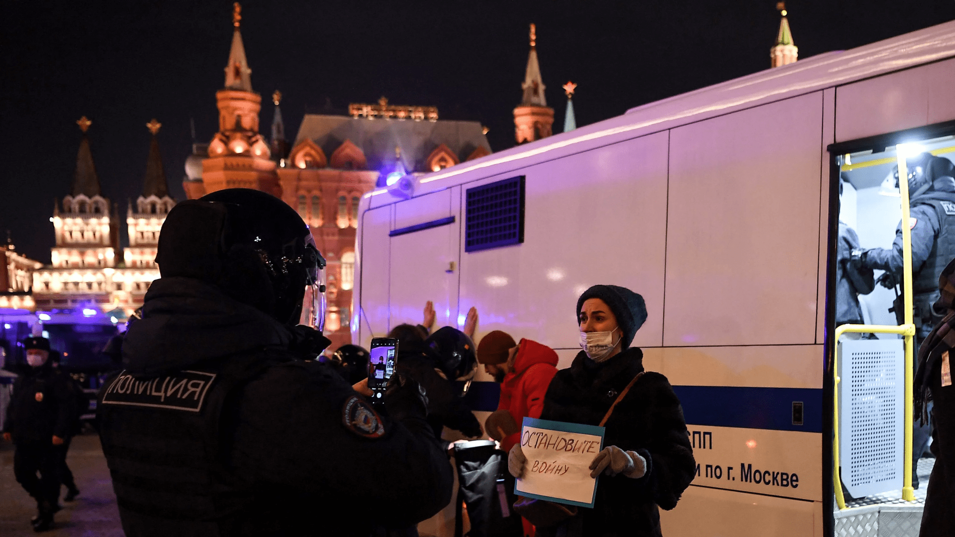 Une femme tient une pancarte « Arrêtez la guerre » dans le centre de Moscou lors d’une manifestation contre l’invasion de l’Ukraine par la Russie, le 3 mars 2022.