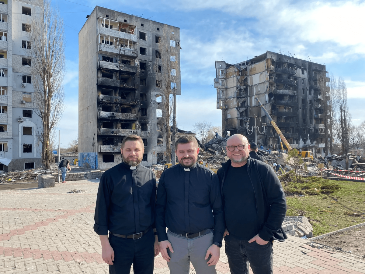 Le président de l’UETS, Ivan Rusyn (au centre), à Hostomel, en Ukraine.