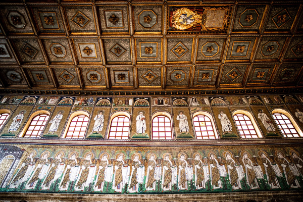 Dans la basilique Sant'Apollinare Nuovo, 22 femmes martyres, placées juste sous les apôtres, sont conduites par les Mages vers Marie et le Christ nouveau-né. Chacune est identifiée par son nom et honorée pour avoir donné sa vie à Jésus.