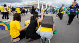 Des manifestants, partisans de l’ancien président brésilien Jair Bolsonaro, s’agenouillent pour prier alors qu’ils prennent d’assaut le palais Planalto à Brasilia, au Brésil.