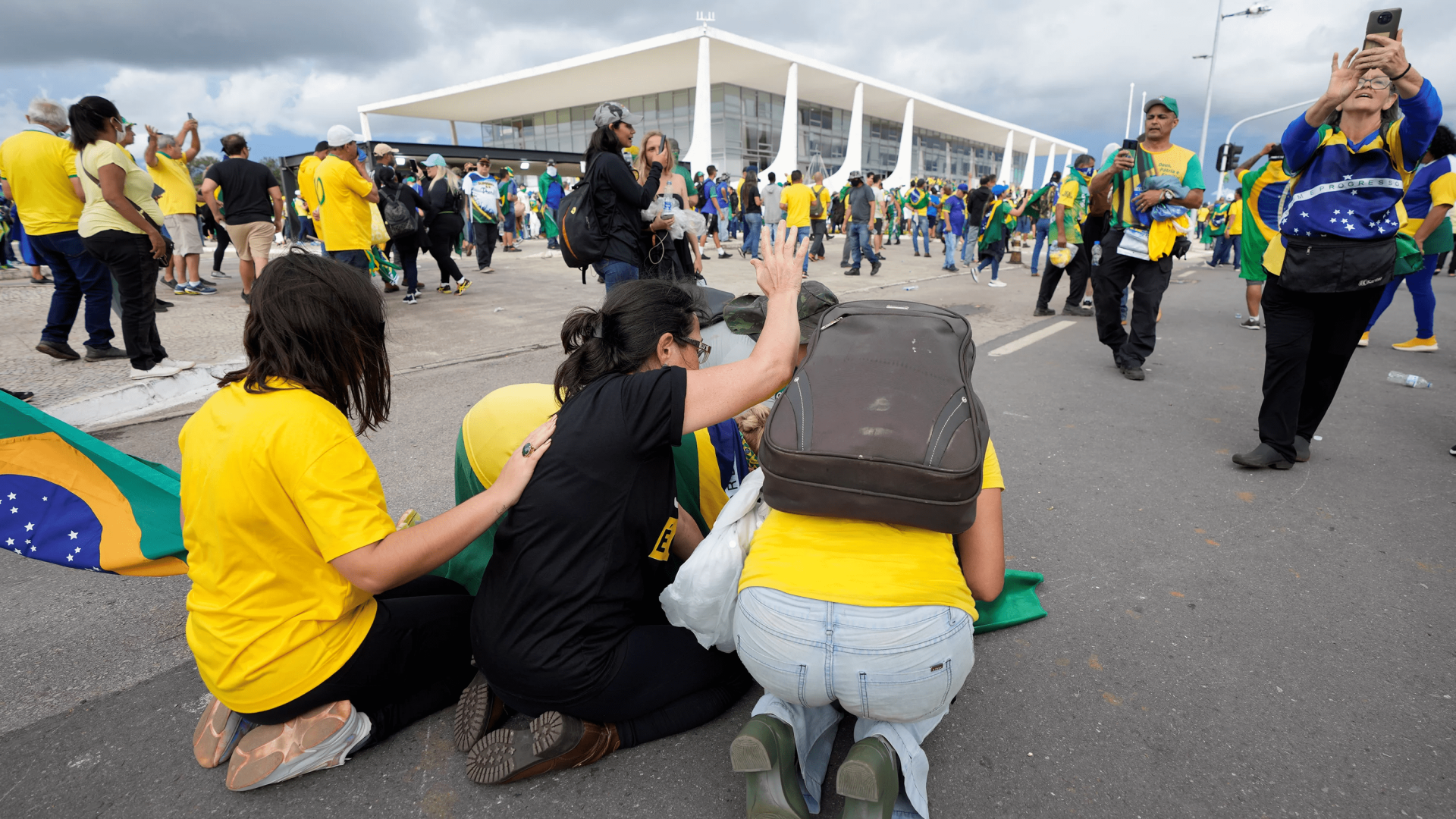 Des manifestants, partisans de l’ancien président brésilien Jair Bolsonaro, s’agenouillent pour prier alors qu’ils prennent d’assaut le palais Planalto à Brasilia, au Brésil.