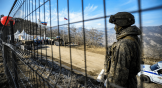 Un soldat russe de maintien de la paix surveille le corridor de Latchine alors que des militants environnementaux azerbaïdjanais protestent contre ce qu’ils décrivent comme une exploitation minière illégale.