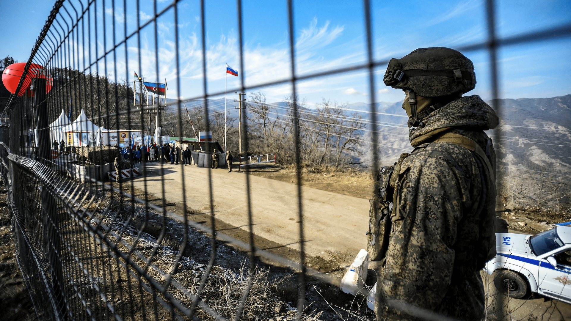 Un soldat russe de maintien de la paix surveille le corridor de Latchine alors que des militants environnementaux azerbaïdjanais protestent contre ce qu’ils décrivent comme une exploitation minière illégale.