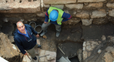 Des archéologues prennent part à des fouilles à Jérusalem, en Israël.