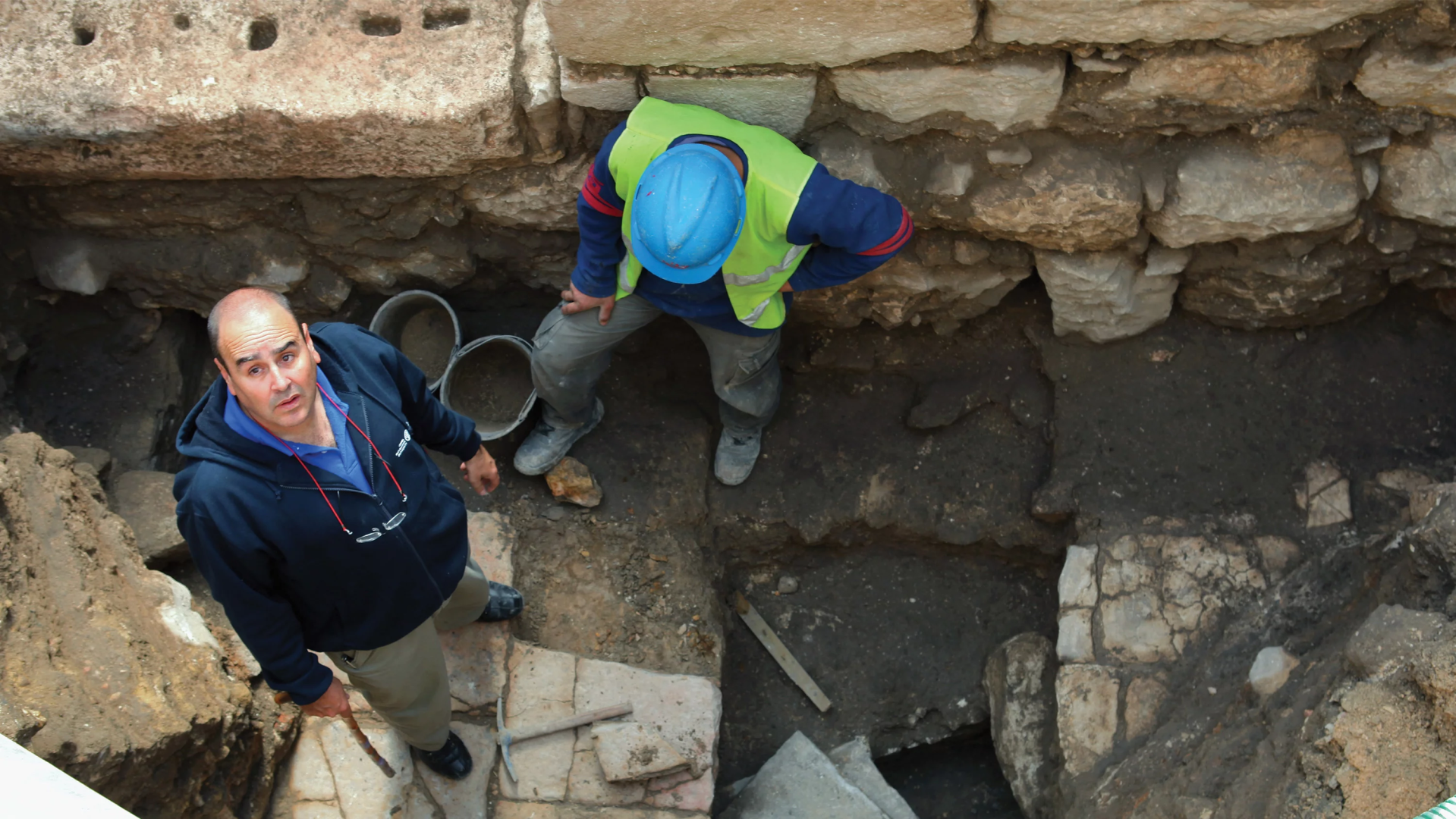 Des archéologues prennent part à des fouilles à Jérusalem, en Israël.