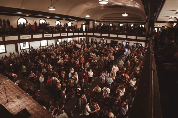 Une foule de près de 1 500 personnes s’était rassemblée à l’auditorium Hughes sur le campus de l’université Asbury le 10 février.