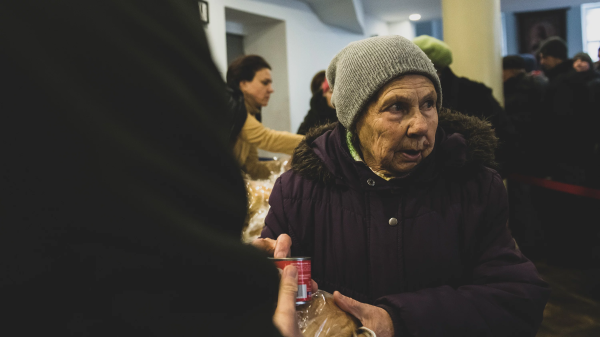 Une distribution de nourriture dans une église de Khershon.