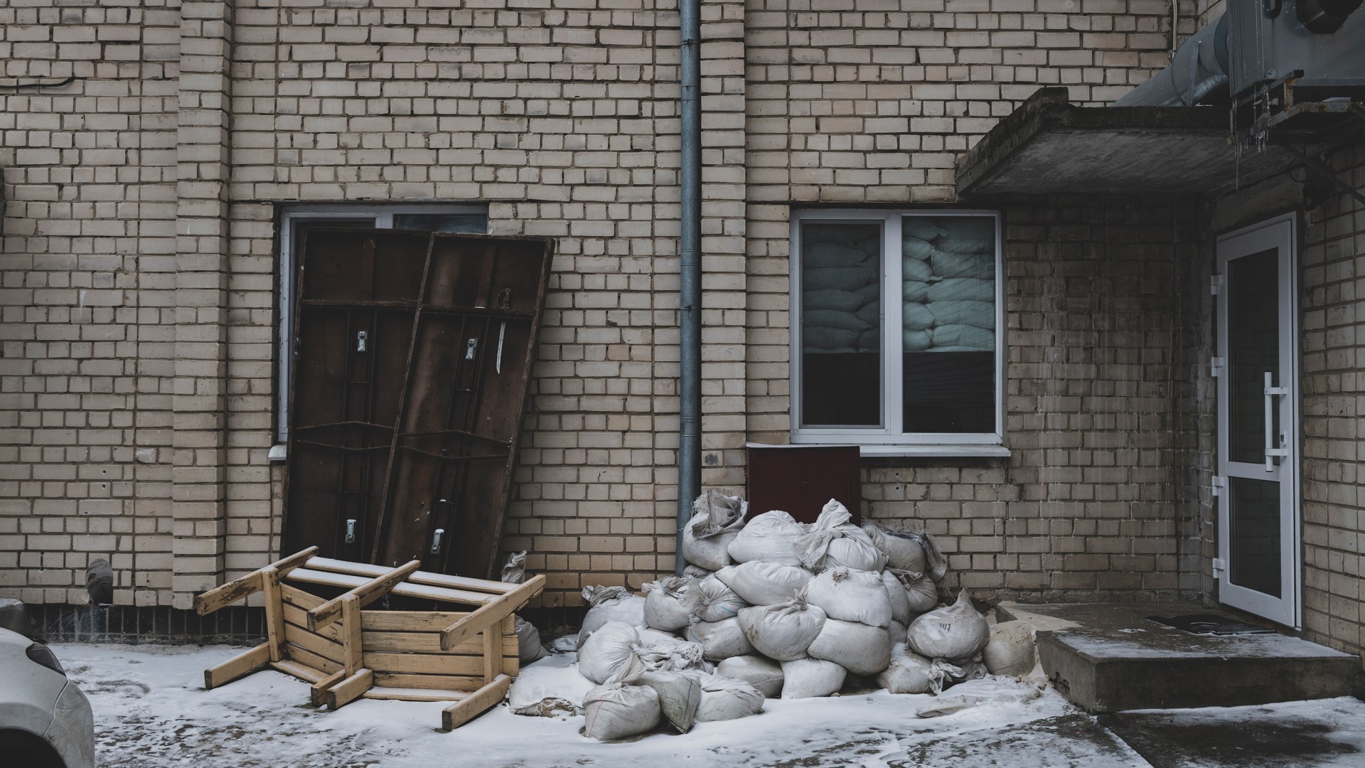 Sacs de sable devant les fenêtres d’une église de Kherson.