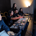 Des jeunes de l’Église Heart of God à Singapour s’occupent de tous les aspects du culte du week-end.