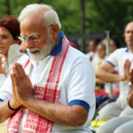 Narendra Modi, le Premier ministre indien, et des centaines de personnes pratiquant une séance de yoga aux Nations unies à l’occasion de la Journée internationale du yoga, le 21 juin dernier.