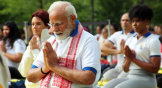 Narendra Modi, le Premier ministre indien, et des centaines de personnes pratiquant une séance de yoga aux Nations unies à l’occasion de la Journée internationale du yoga, le 21 juin dernier.