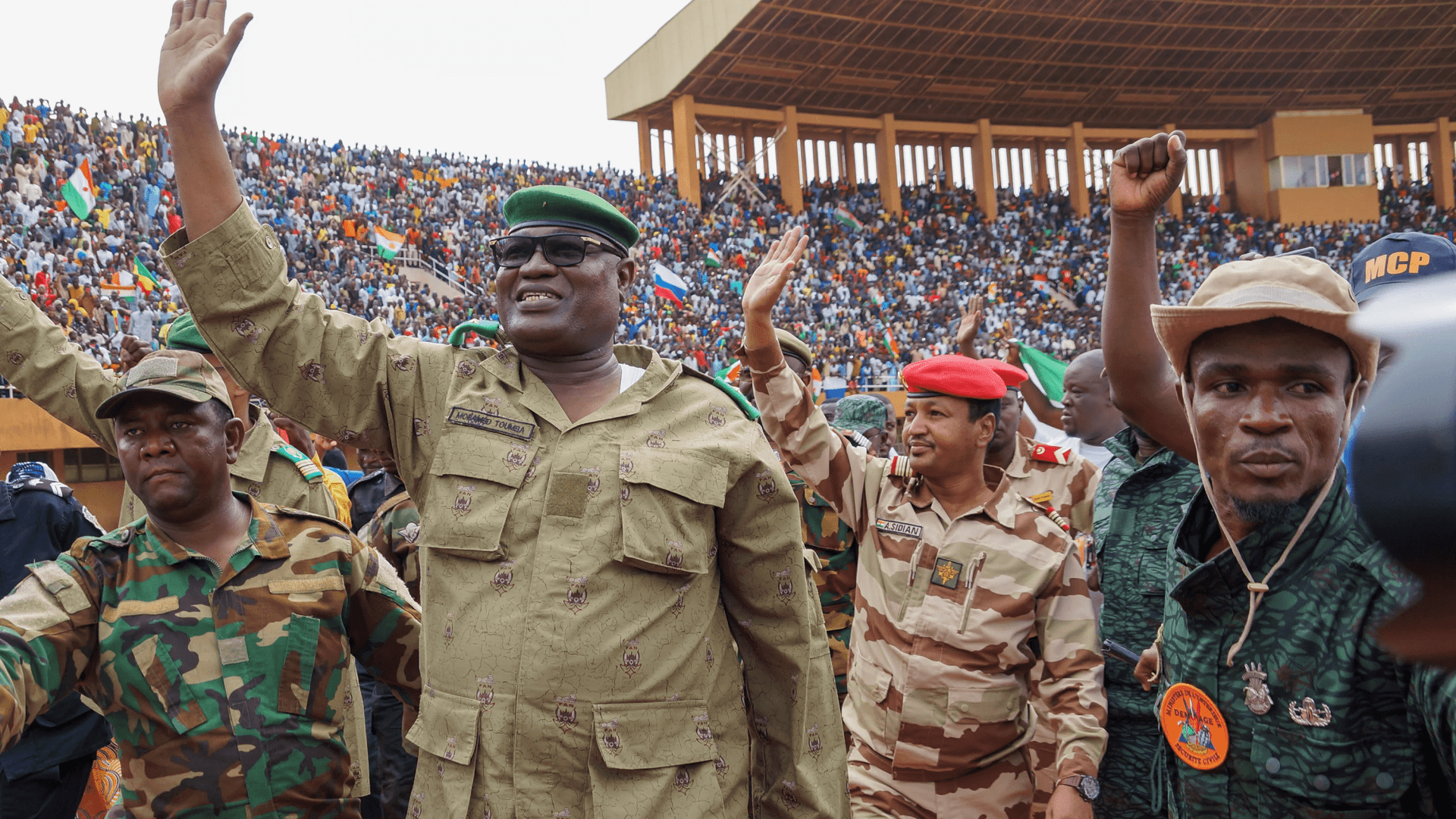 Mohamed Toumba (deuxième depuis la gauche), l’une des figures de proue du « Conseil national pour la protection de la patrie », salue les partisans du coup d’État dans un stade de Niamey, la capitale du Niger.