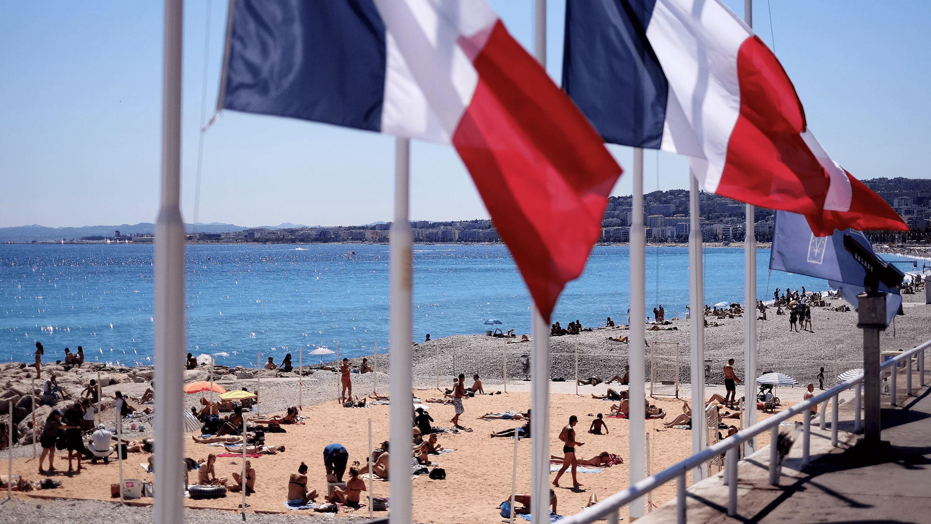 Des drapeaux français flottent sur une plage de Nice, en France.