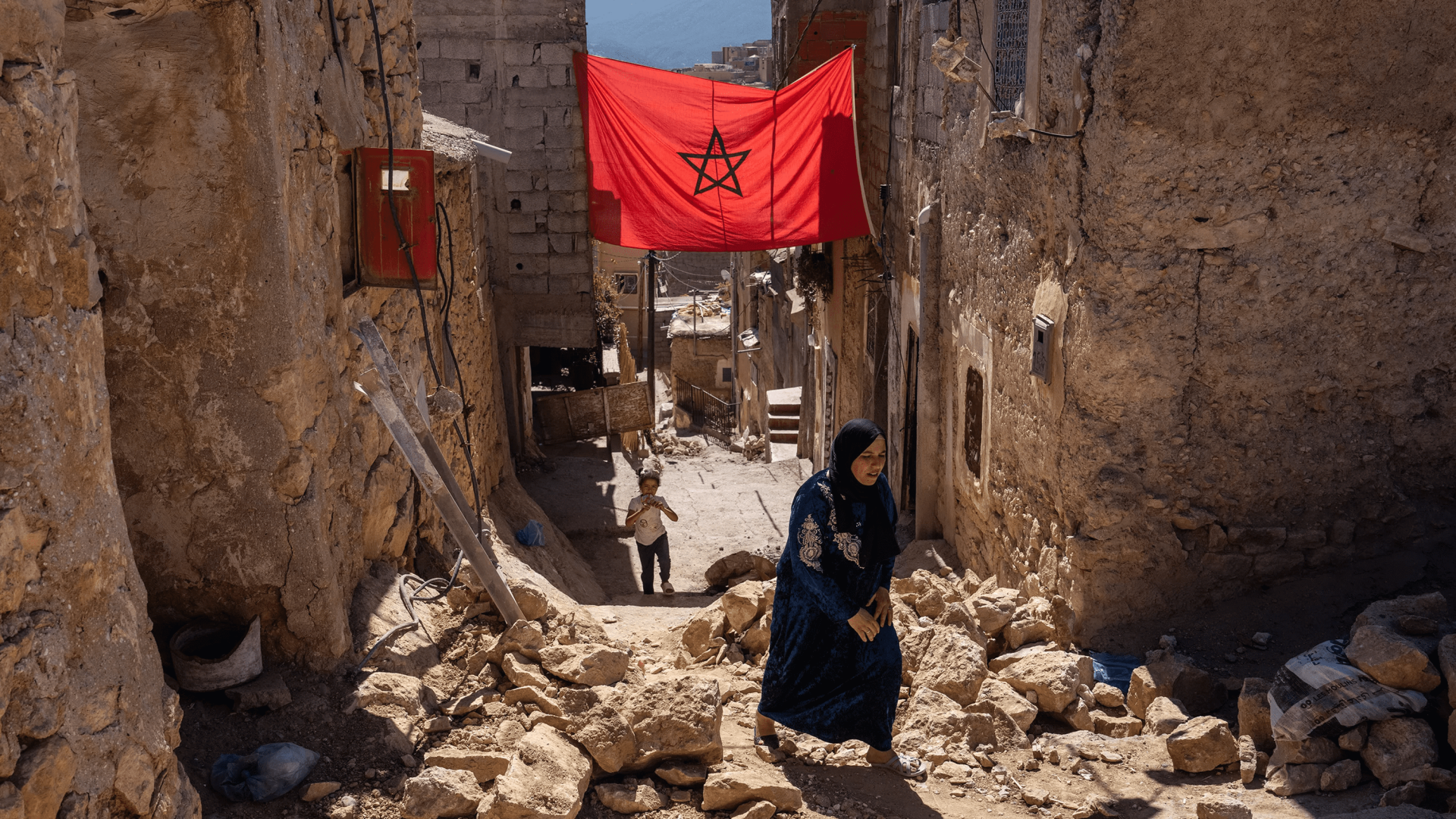 Une femme passe devant les décombres d’un bâtiment endommagé lors du tremblement de terre au Maroc.