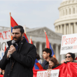 Un responsable religieux dirige une prière lors d’une manifestation organisée par le Comité national arménien d’Amérique devant le Capitole à Washington.