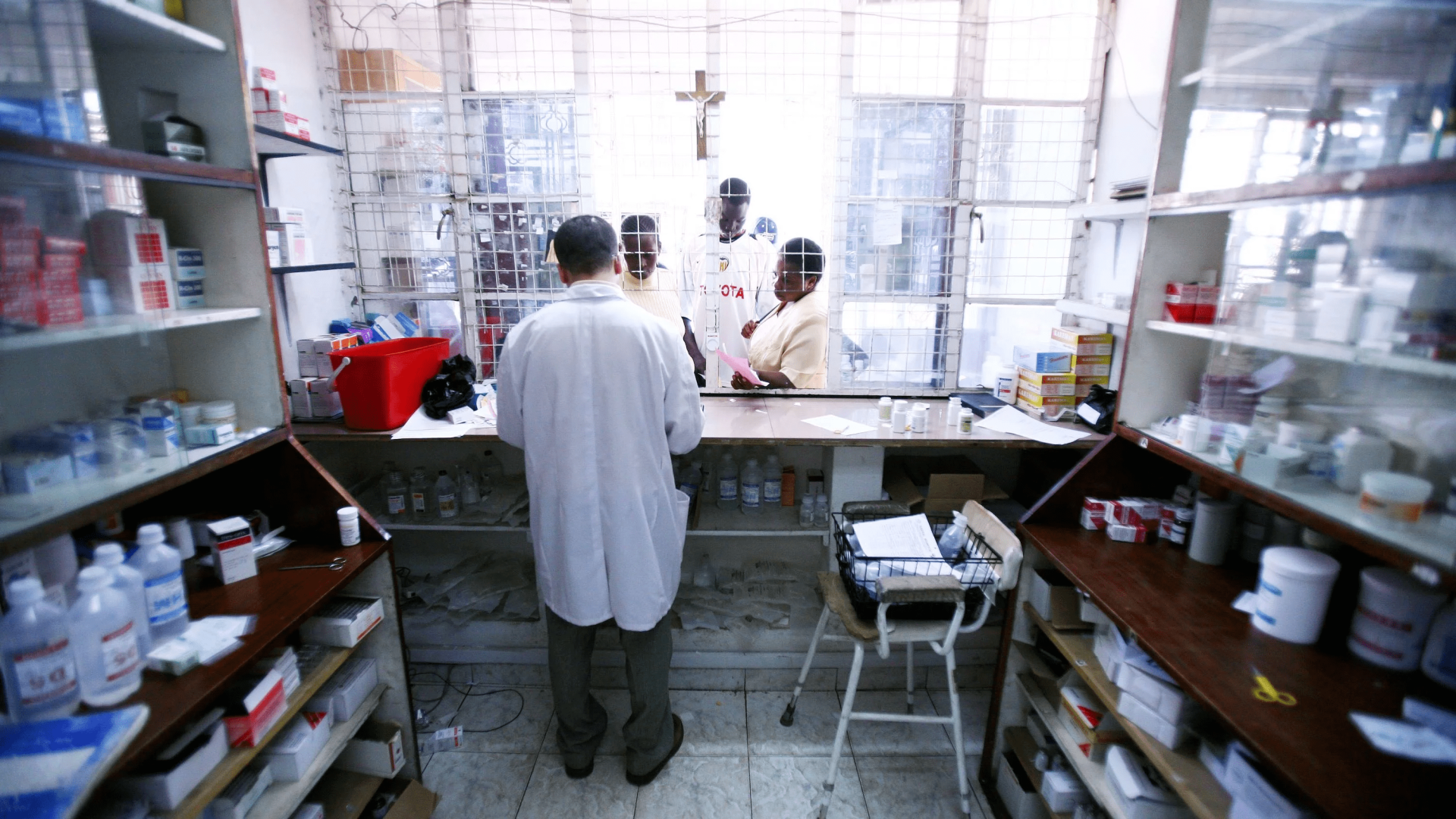 L’hôpital copte du Kenya distribue des médicaments financés par le PEPFAR.