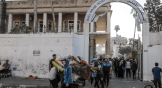 Des Palestiniens récupèrent des objets du bâtiment de l’hôpital baptiste Al-Ahli lourdement endommagé après un bombardement dans la ville de Gaza, le 18 octobre 2023.