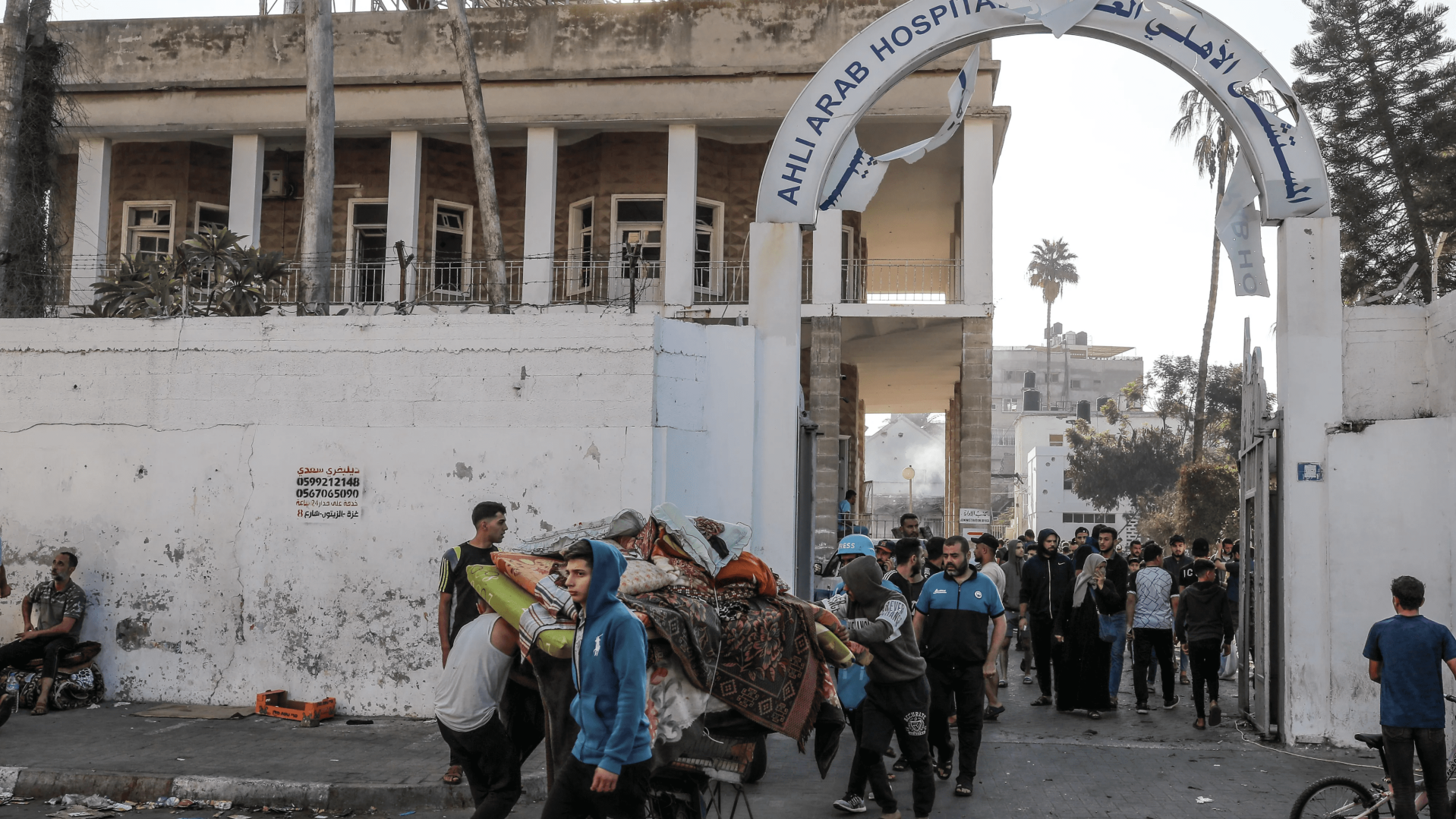 Des Palestiniens récupèrent des objets du bâtiment de l’hôpital baptiste Al-Ahli lourdement endommagé après un bombardement dans la ville de Gaza, le 18 octobre 2023.