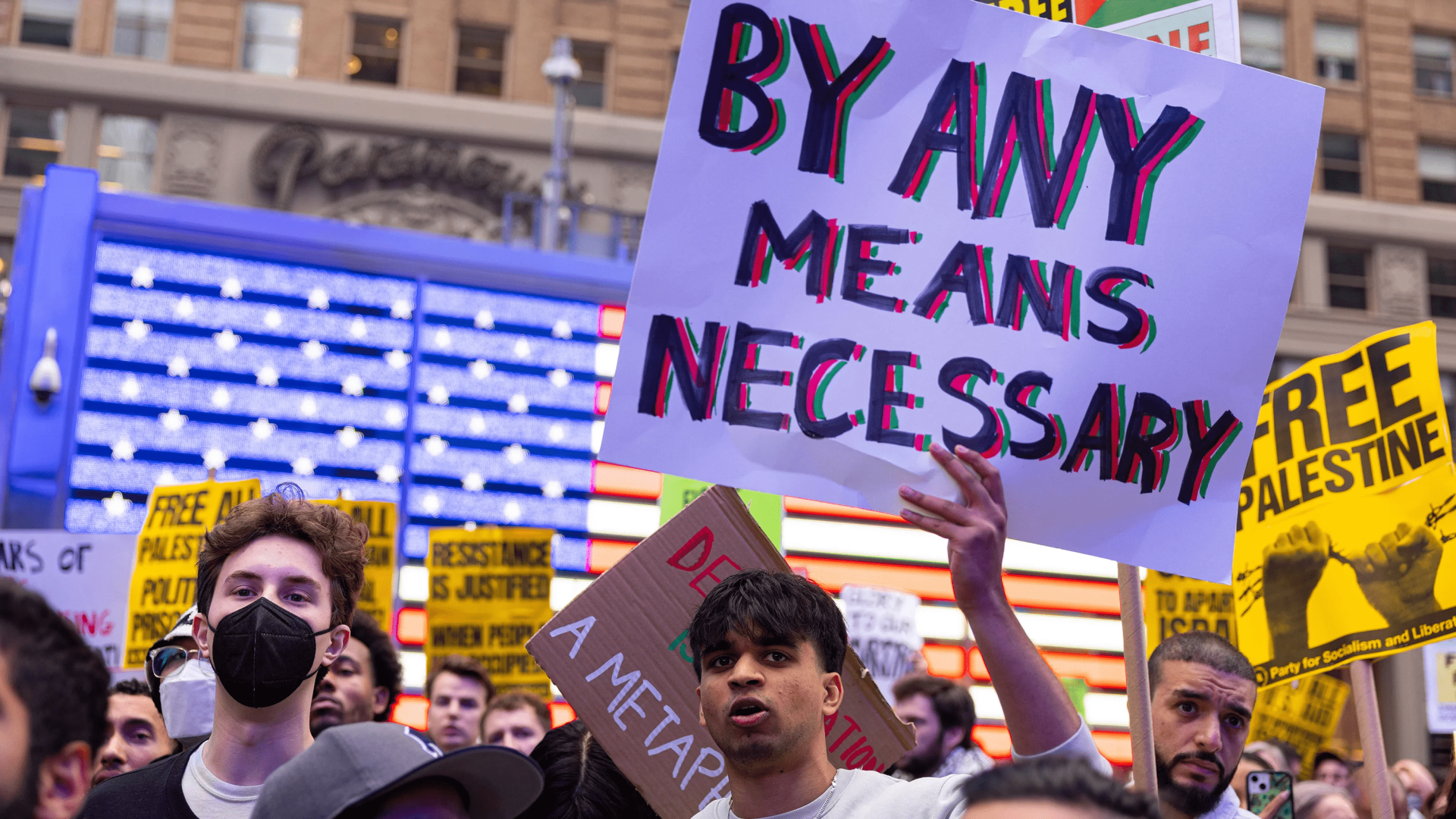 Un manifestant brandit une pancarte lors du rassemblement All Out for Palestine à Times Square, New York.