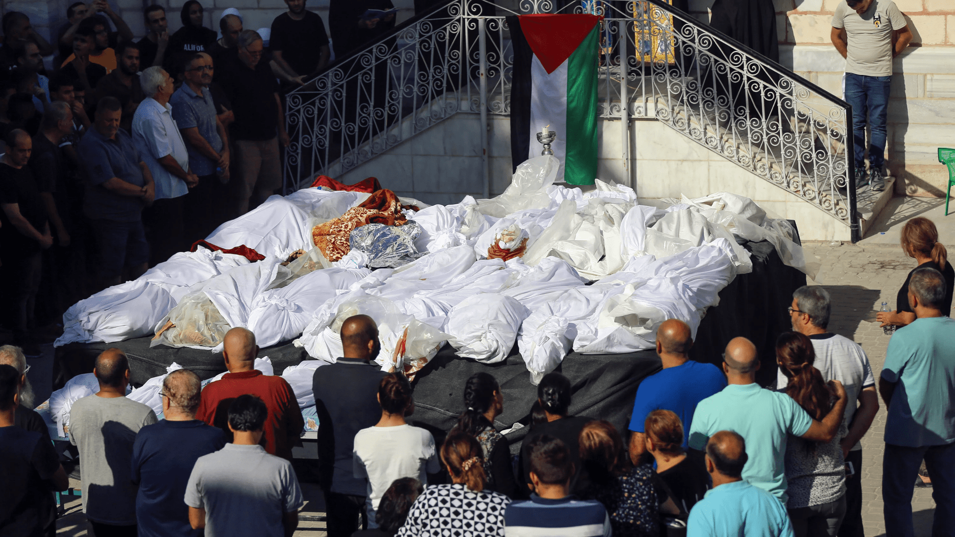 Des proches assistent aux funérailles de chrétiens gazaouis tués par une frappe aérienne israélienne près de l’église orthodoxe Saint-Porphyre.