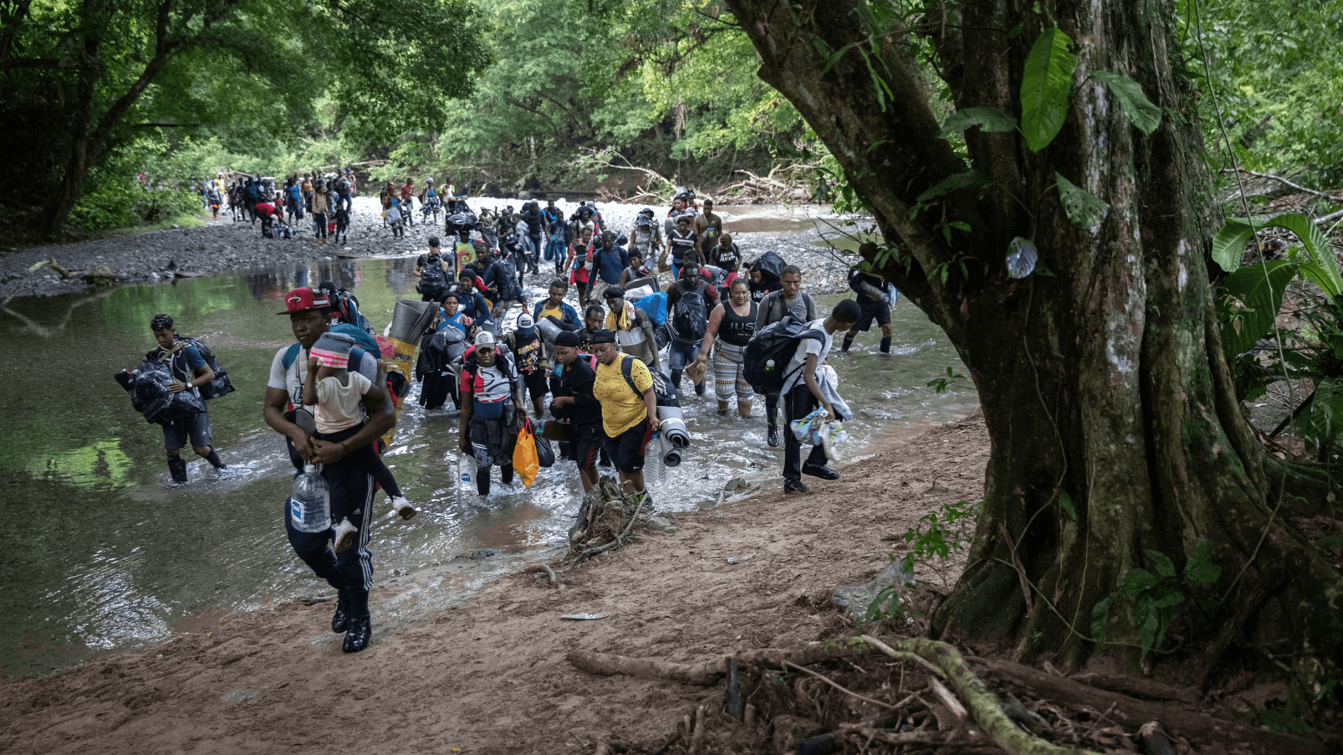 Des migrants, pour la plupart originaires d’Haïti, traversent à gué l’une des nombreuses rivières qu’ils franchissent au cours de leur périple d’Amérique centrale vers les États-Unis.