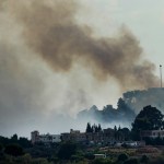 De la fumée s’élève d’une position de l’armée israélienne, attaquée par des combattants du Hezbollah, près de la frontière libanaise avec Israël.