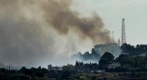 De la fumée s’élève d’une position de l’armée israélienne, attaquée par des combattants du Hezbollah, près de la frontière libanaise avec Israël.