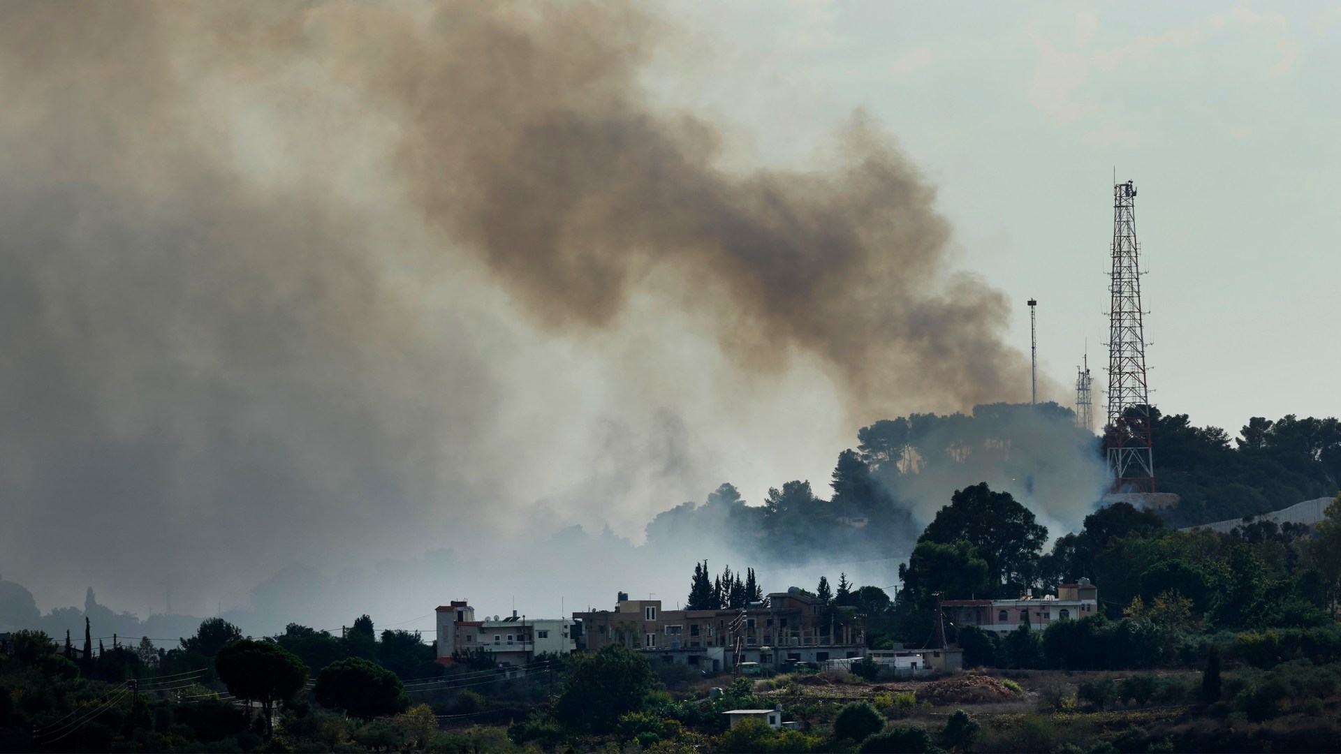 De la fumée s’élève d’une position de l’armée israélienne, attaquée par des combattants du Hezbollah, près de la frontière libanaise avec Israël.