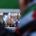 Des militants pro-israéliens et pro-palestiniens lors d’une manifestation.