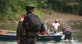 Des rebelles de l’Armée de libération nationale patrouillent près de la rivière Baudo en Colombie.