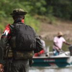 Des rebelles de l’Armée de libération nationale patrouillent près de la rivière Baudo en Colombie.