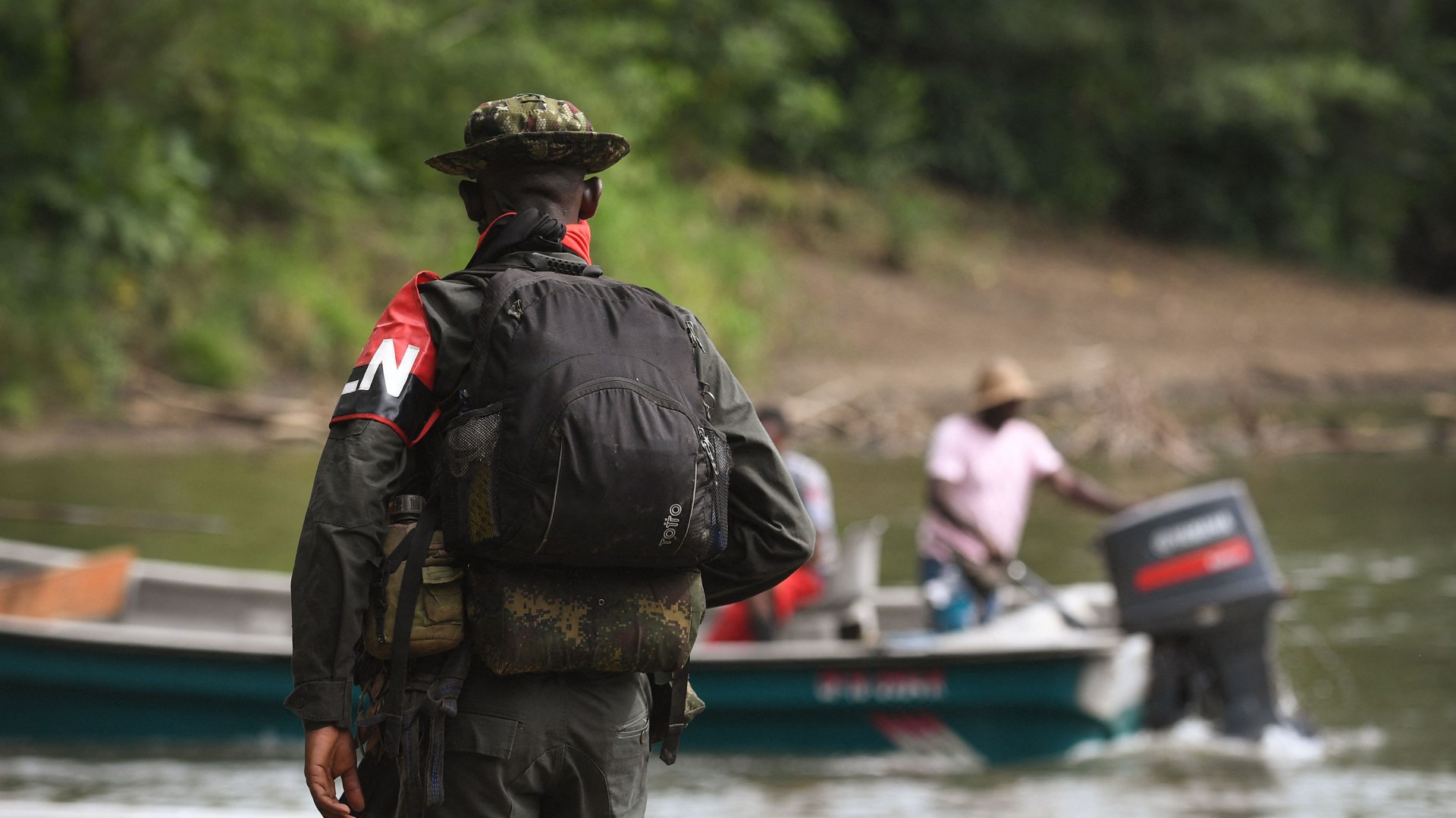 Des rebelles de l’Armée de libération nationale patrouillent près de la rivière Baudo en Colombie.