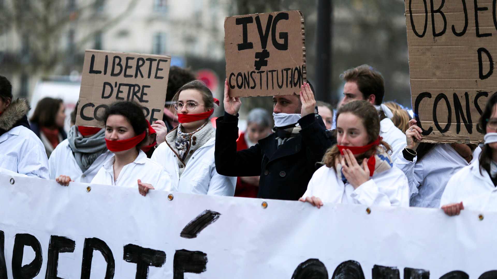 Des manifestants pro-vie rassemblés silencieusement à Paris tandis que le Sénat entamait les débats sur l’inscription de l’avortement dans la Constitution