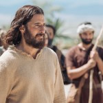 Jésus, joué par Jonathan Roumie, et ses disciples dans la saison 4 de The Chosen.