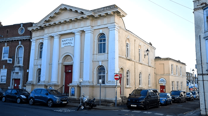 L’église baptiste de Weymouth a accueilli 40 demandeurs d’asile de la barge d’hébergement de migrants Bibby Stockholm.