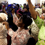 Des fidèles d’une église nigériane au Royaume-Uni lors d’un moment de prière.