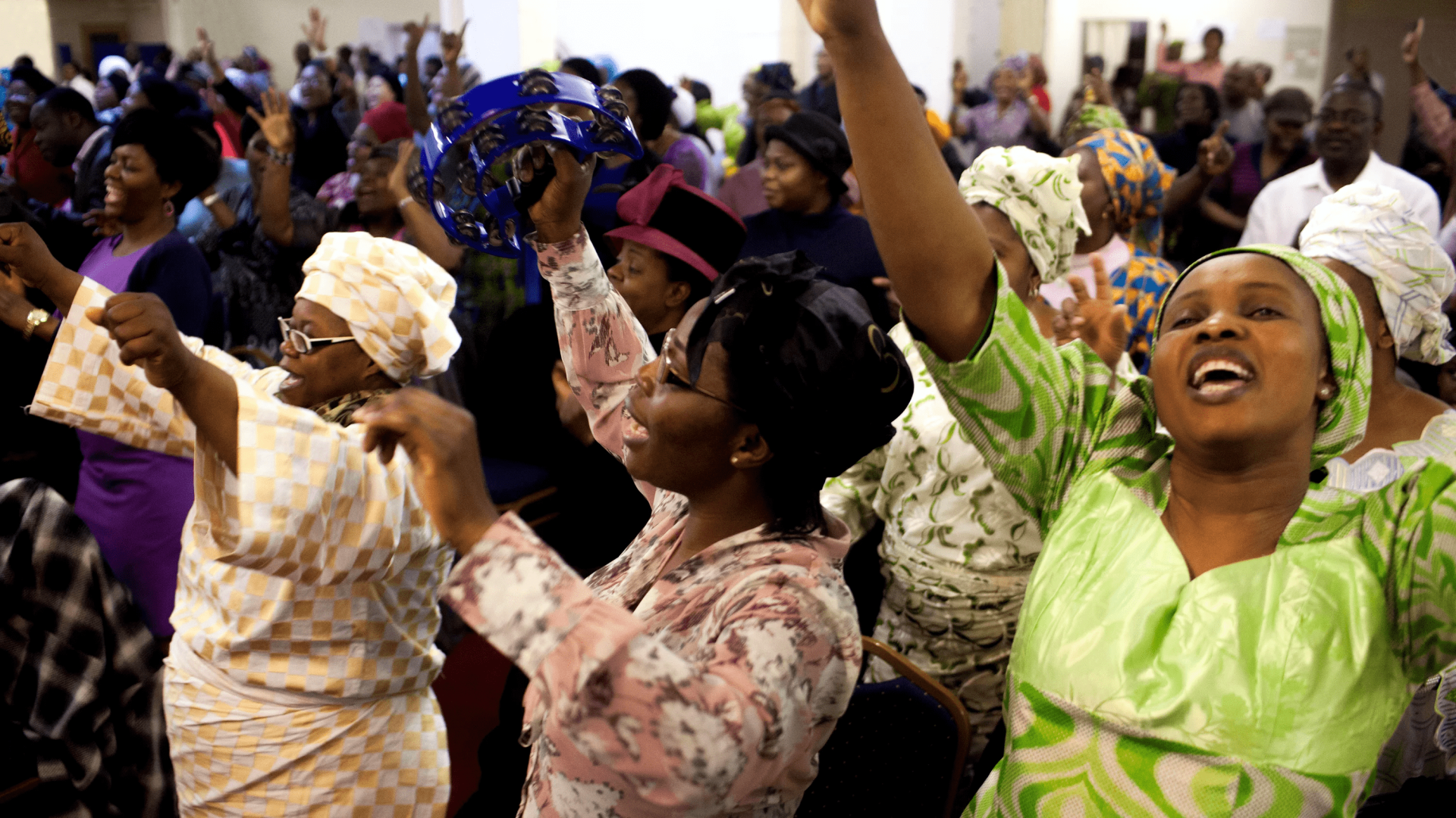 Des fidèles d’une église nigériane au Royaume-Uni lors d’un moment de prière.