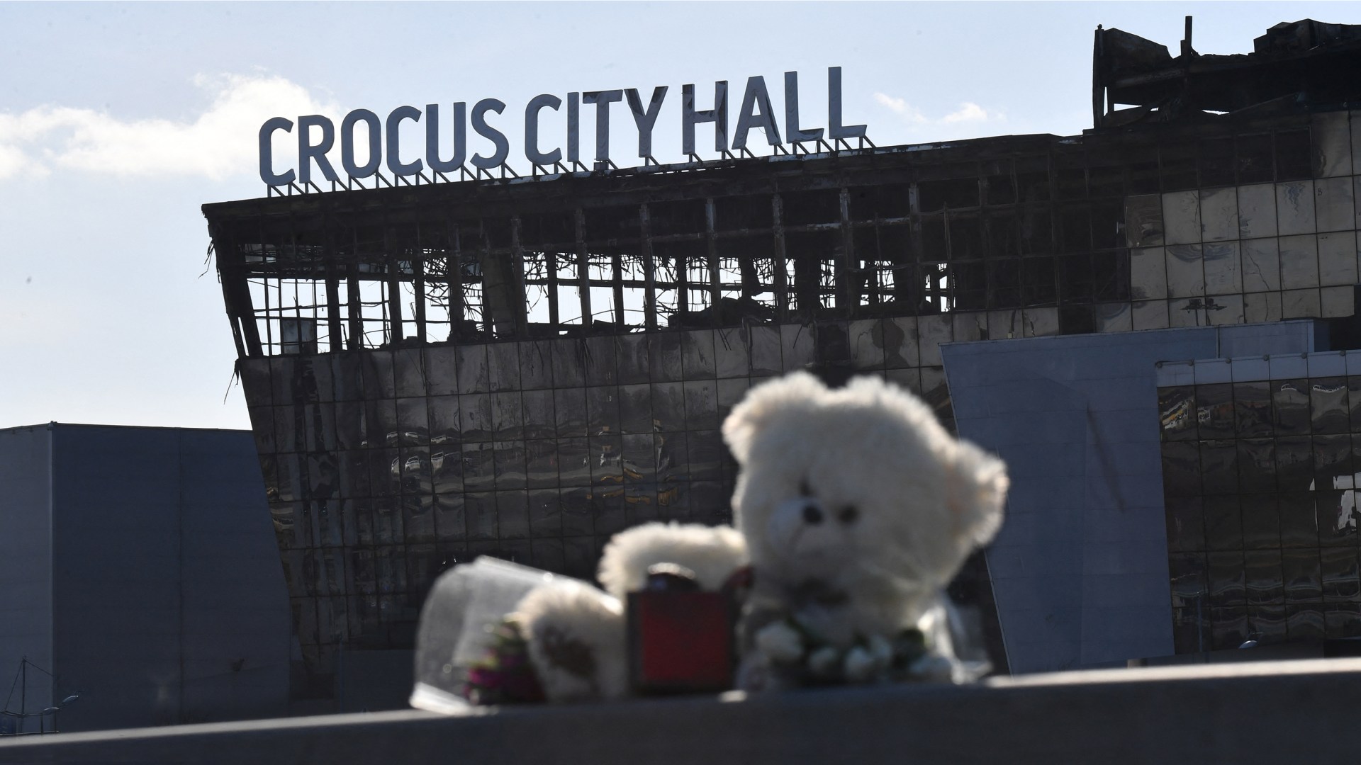 Des fleurs et des jouets déposés à la mémoire des victimes de l’attentat terroriste contre le Crocus City Hall à Moscou.