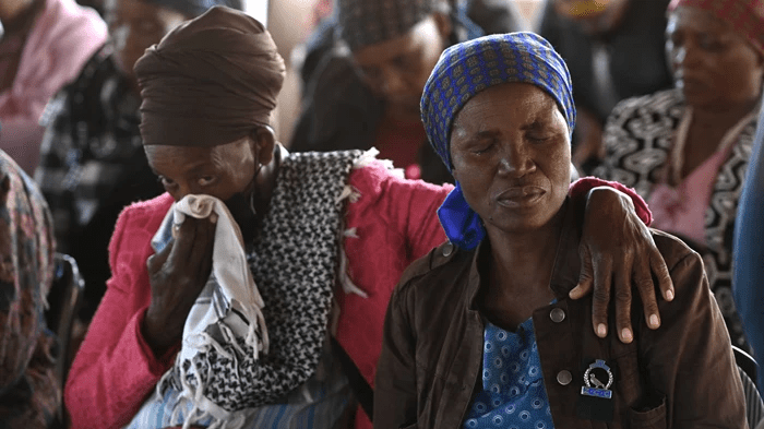 Des proches des victimes de l’accident de bus pleurent à la l’Église chrétienne de Sion (ZCC) à Molepolole, au Botswana.