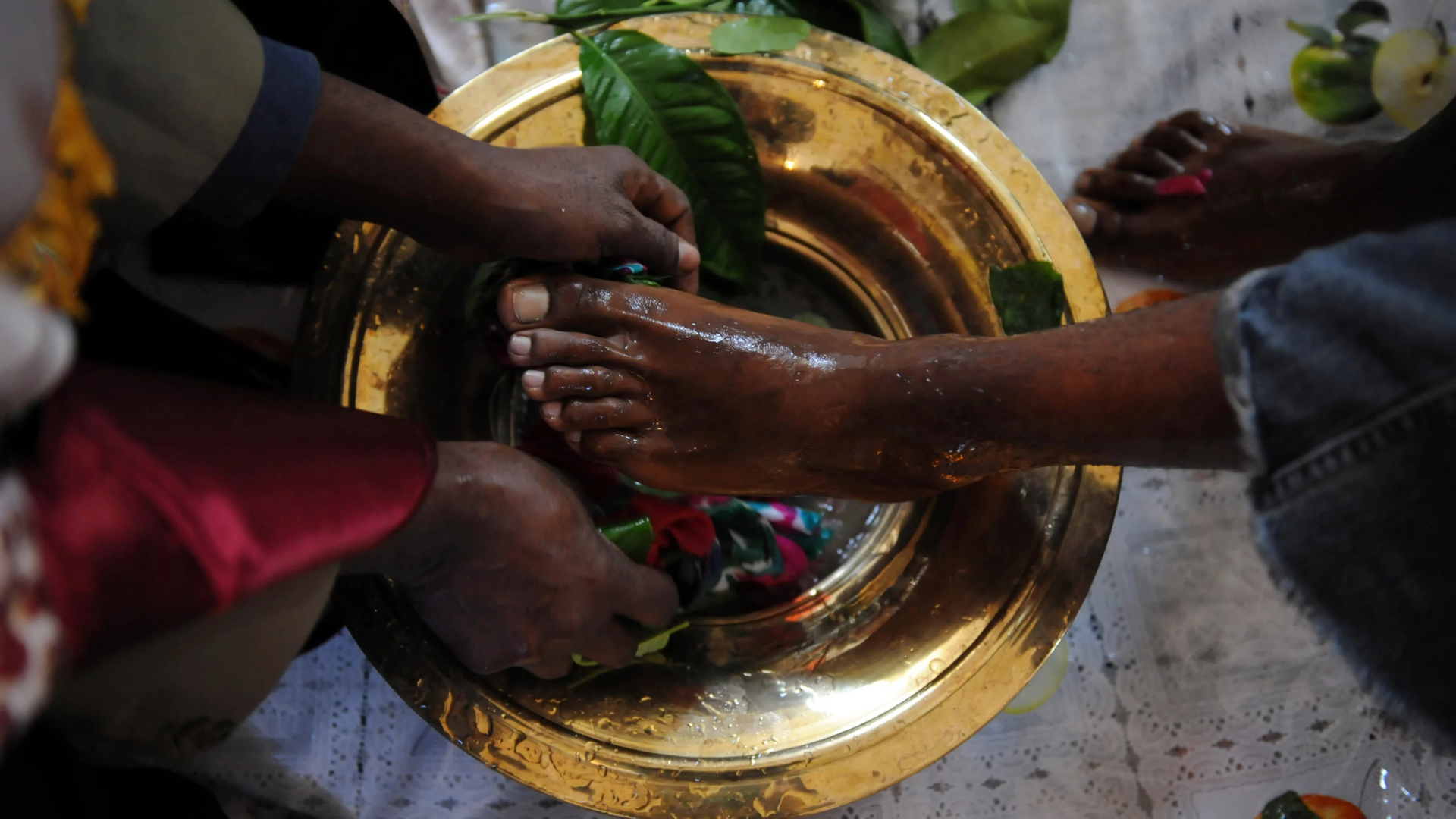 Un responsable de l’Église orthodoxe éthiopienne de Denver (Colorado) lave les pieds de ses fidèles lors de la célébration du Jeudi saint.