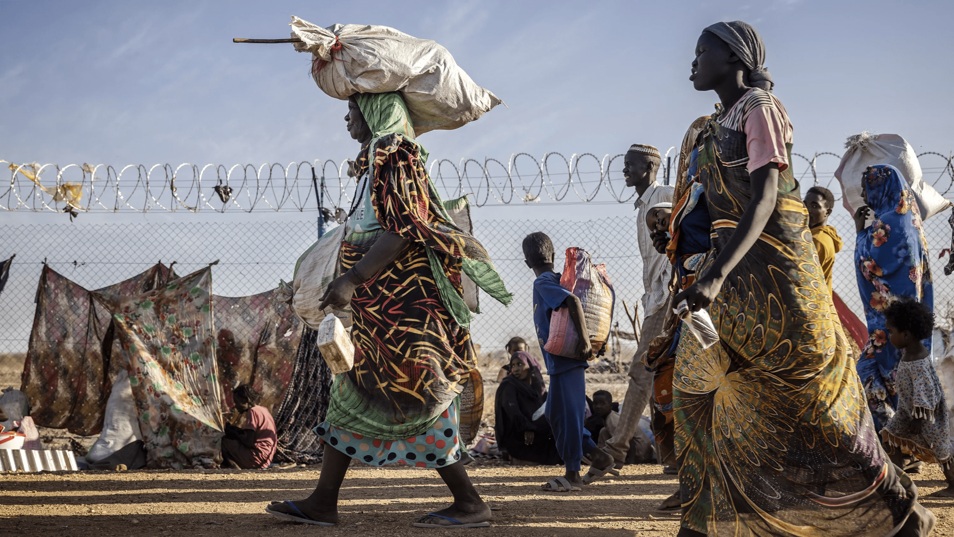 Des réfugiés fuyant la guerre civile au Soudan arrivent dans un centre de transit au Sud-Soudan.